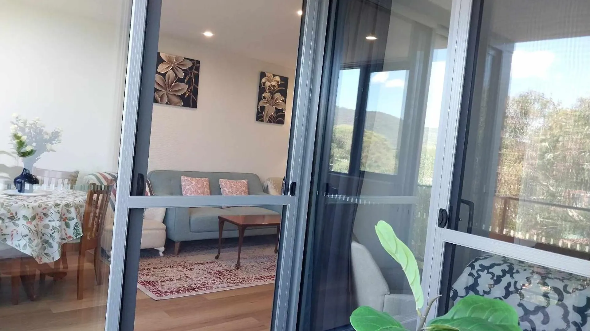Lux 2 Bed 2 Bath Secure Parking Apartment In The Heart Of Dickson, Canberra