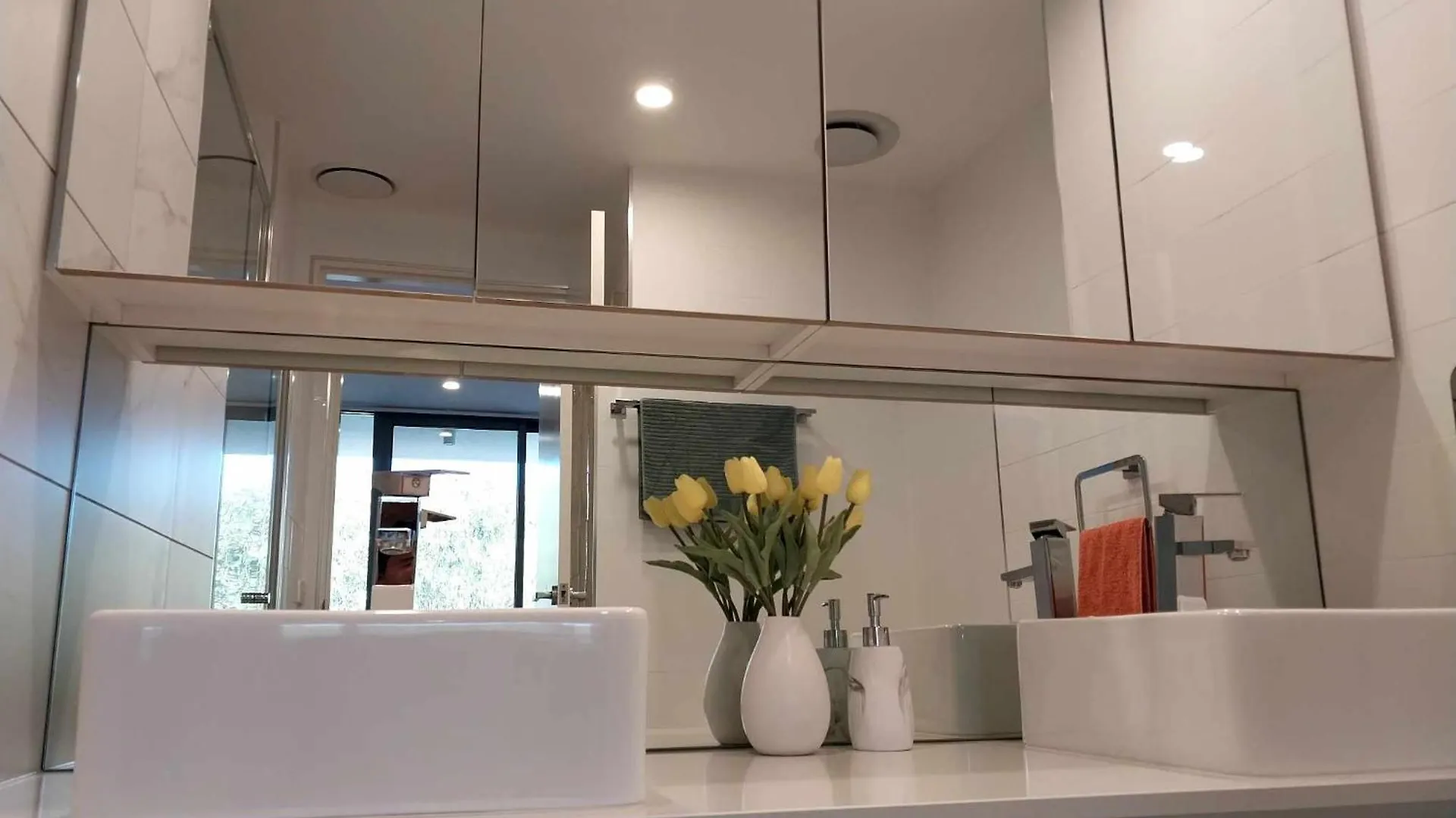 Lux 2 Bed 2 Bath Secure Parking Apartment In The Heart Of Dickson, Canberra