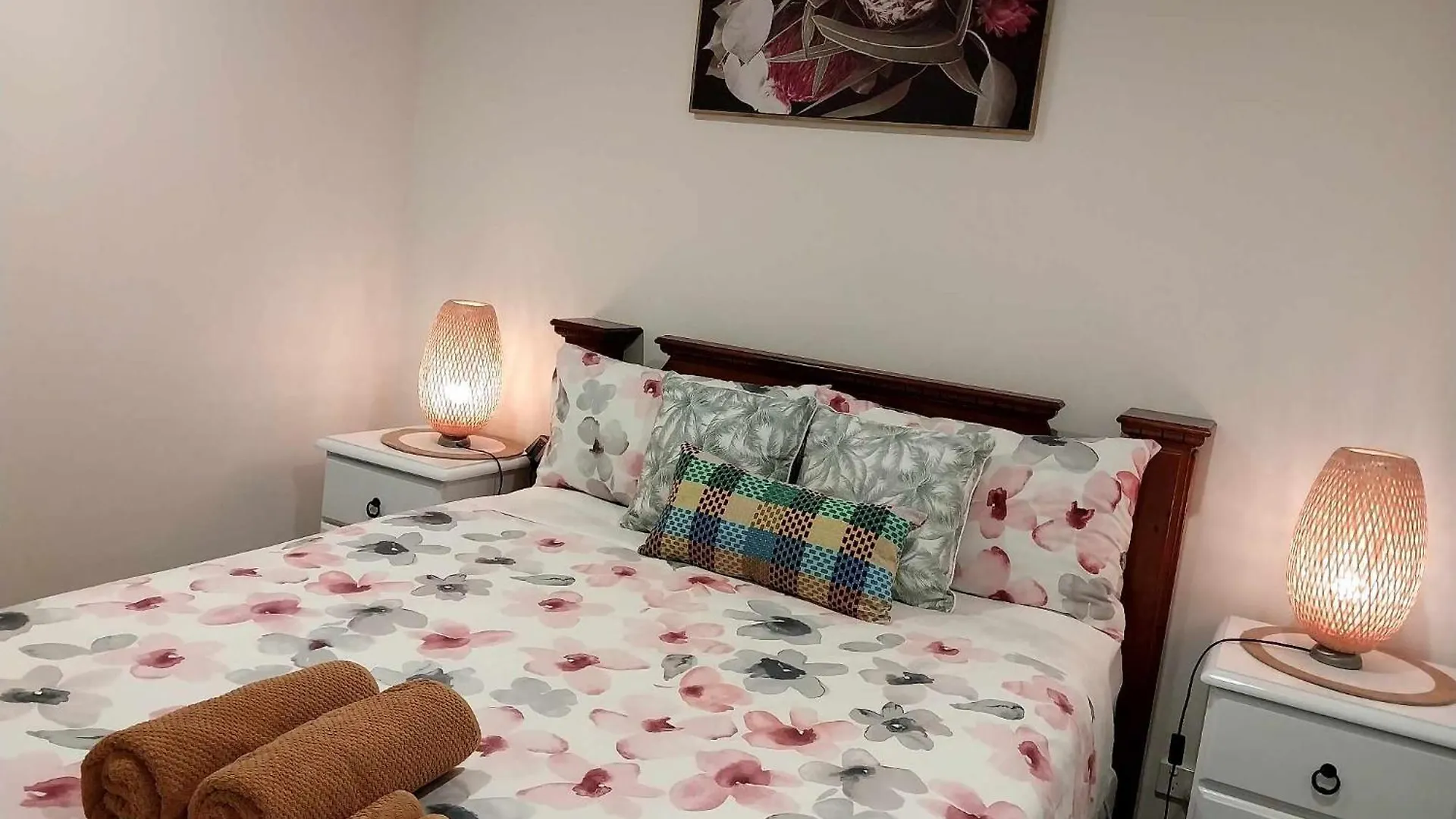 Lux 2 Bed 2 Bath Secure Parking Apartment In The Heart Of Dickson, Canberra